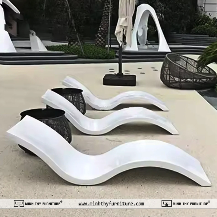 Giường hồ bơi composite thiết kế hiện đại cho không gian nghỉ dưỡng ngoài trời